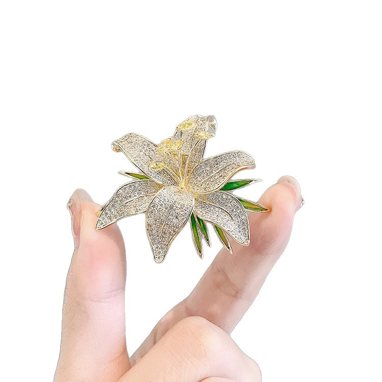 Broche de hoja de lujo con estrás para mujer elegante imperdible_voghion.com