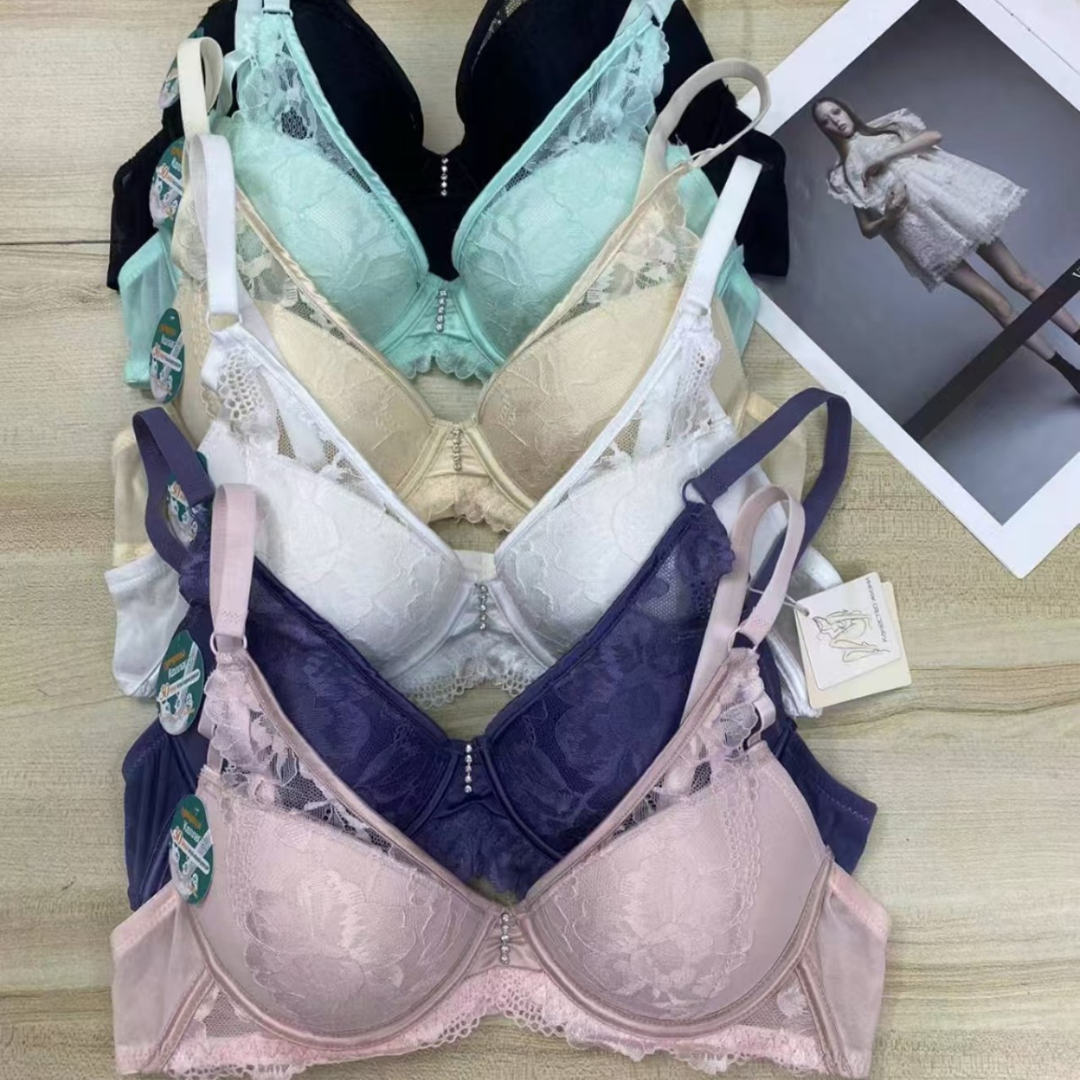 Nuevo comercio exterior europeo y americano ropa interior de dama confortable sujetador de encaje con anillo de acero fabricantes de sujetadores de esponja al por mayor