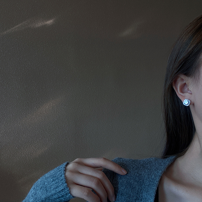 925 aguja de plata micro incrustaciones de circón Luz de lujo Super flash Stud pendientes de las mujeres de alto grado temperamento simple pendientes cuadrados pendientes al por mayor