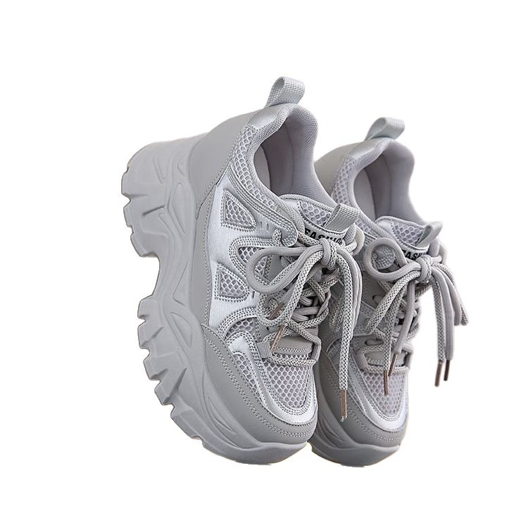 Zapatos blancos transpirables de malla de altura interior de suela gruesa 2026 verano nuevos zapatos de papá ligeros zapatos deportivos casuales