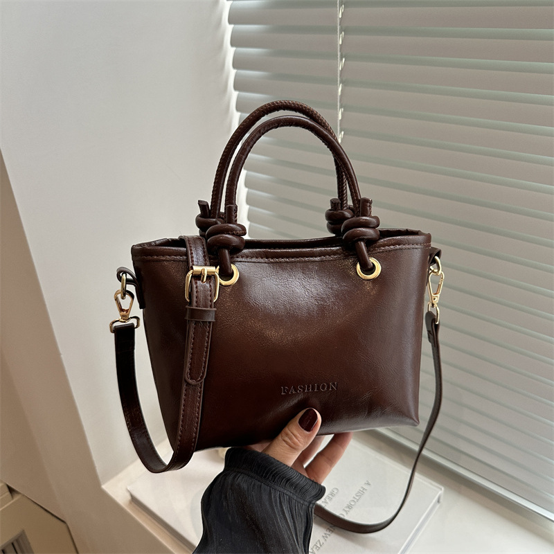 Bolso de moda simple 2025 primavera nuevo retro textura bolso de cubo de moda color sólido viaje mochila de hombro