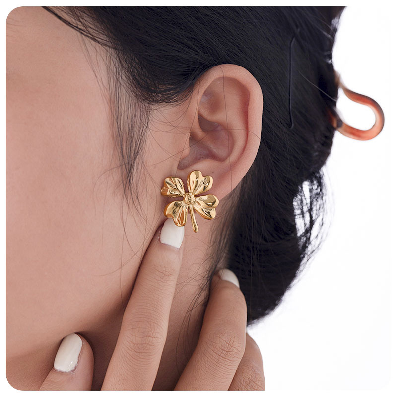 Tina europa y americana acero inoxidable chapado 18K cuatro flores de oro pernos de moda femenina temperamento retro creativo pendientes personales