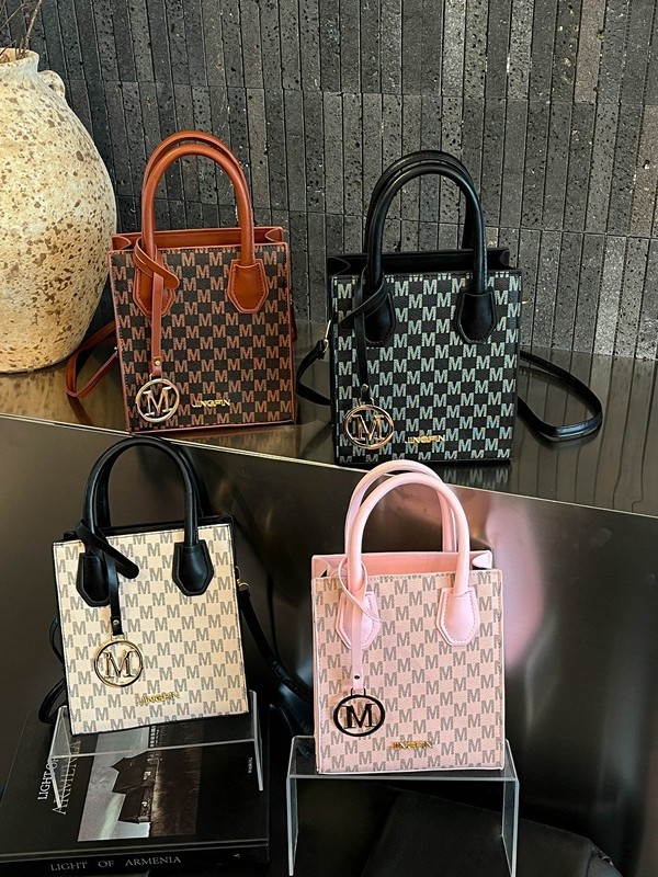 Qadın üçün monogramlı çiyin çantası, yazlıq crossbody model