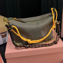2025miu���¿�ײɫ�_���K�������eҸ��а��r�Іμ�б��Ů����