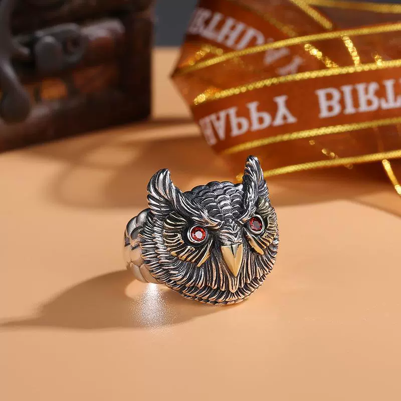 Retro men's ring, on index finger, light luxury style