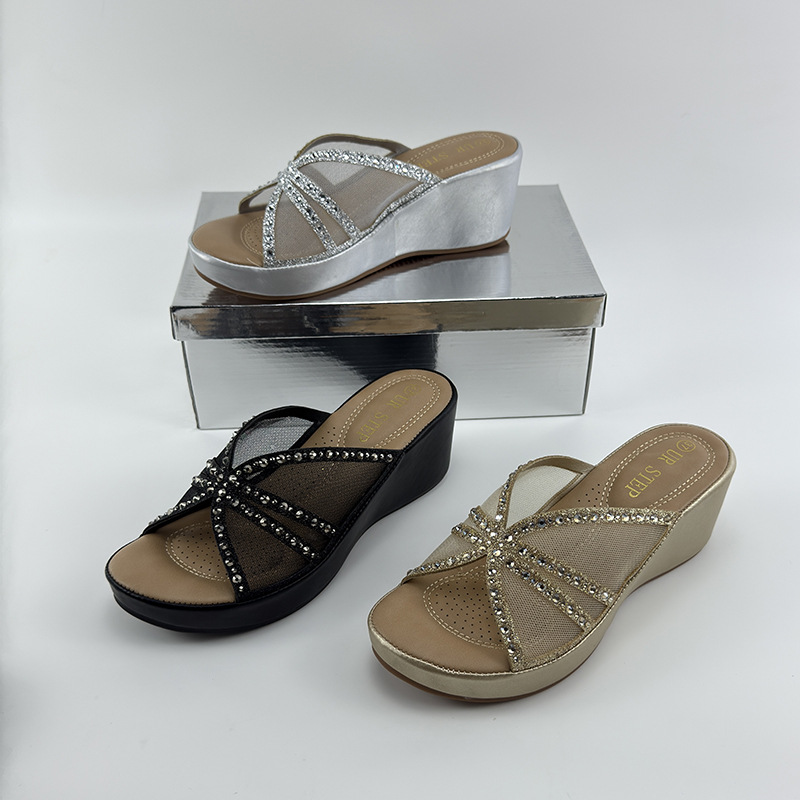 Zapatillas de tacón alto para mujeres de verano de malla de diamante de agua otoño de 2026 nuevo hombre pequeño con una parte inferior gruesa de una zapatilla confortable pendiente de zapatillas frías
