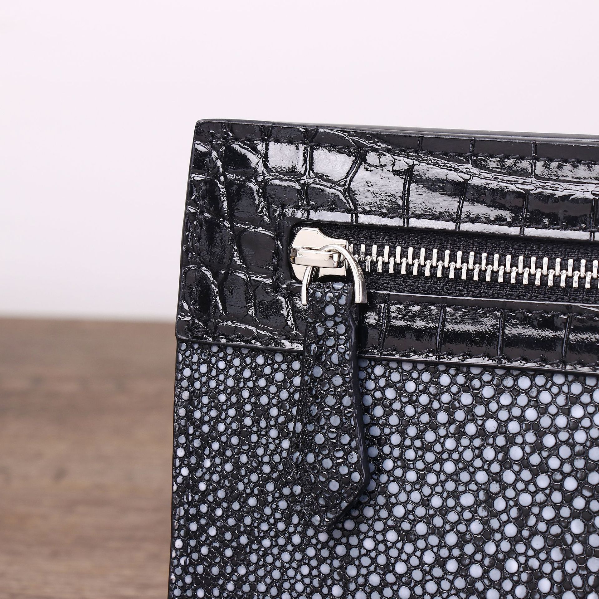 Túi clutch nam họa tiết vân cá ngọc trai bóng mượt, dung tích lớn, đựng điện thoại chi tiết 5