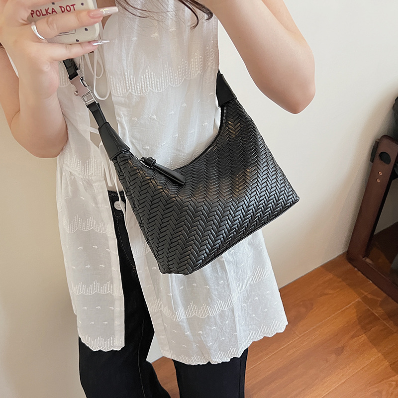 Bolsos populares de este año 2025 verano nuevo estilo bolso femenino casual tejido patrón bolso de hombro simple bolso de mensajero de viaje