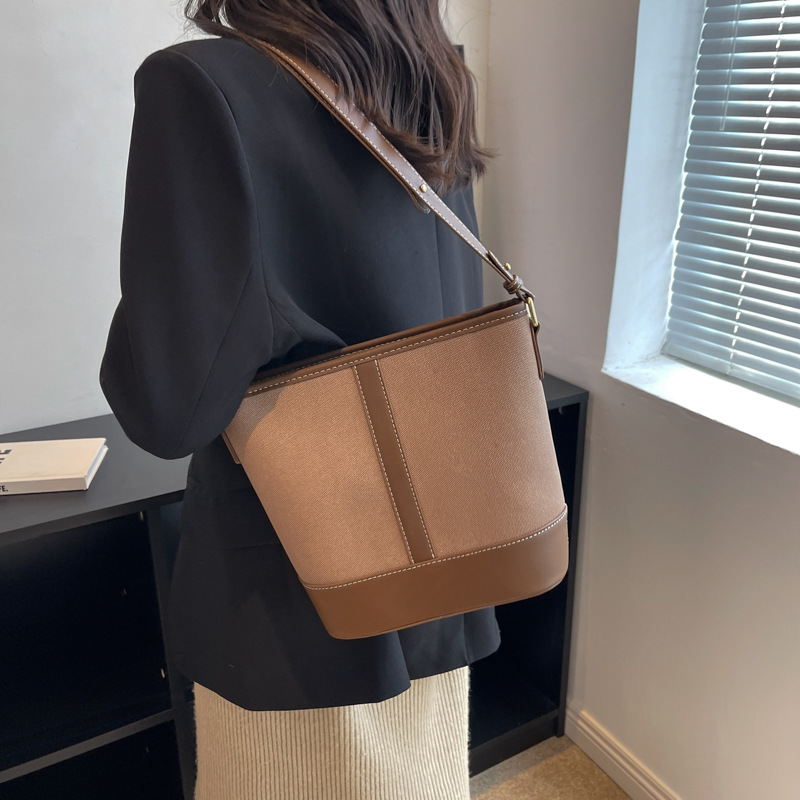 Bolsa de viaje de gran capacidad para mujeres otoño / invierno 2025, nuevo nicho de bolsas de cubo de color, bolsas de hombro de moda retro image 9