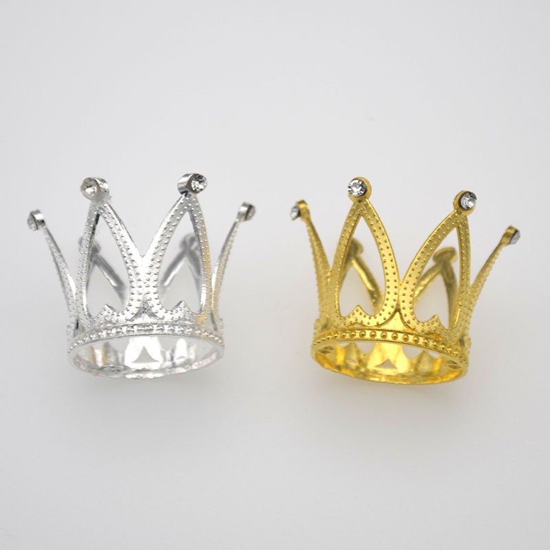 Suministro directo de fábrica pastel de cumpleaños decoración para hornear aleación de zinc para niños pequeña corona redonda mini corona decoración en stock