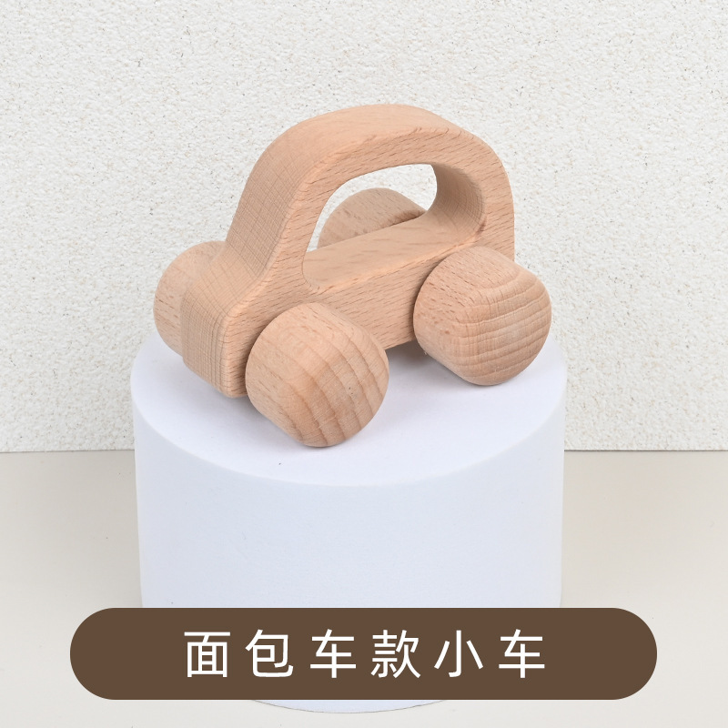 ケヤキの小さい車のおもちゃの木製の子供の実木のおもちゃの車は慣性の模型の手を握って小さい車を押します。|undefined