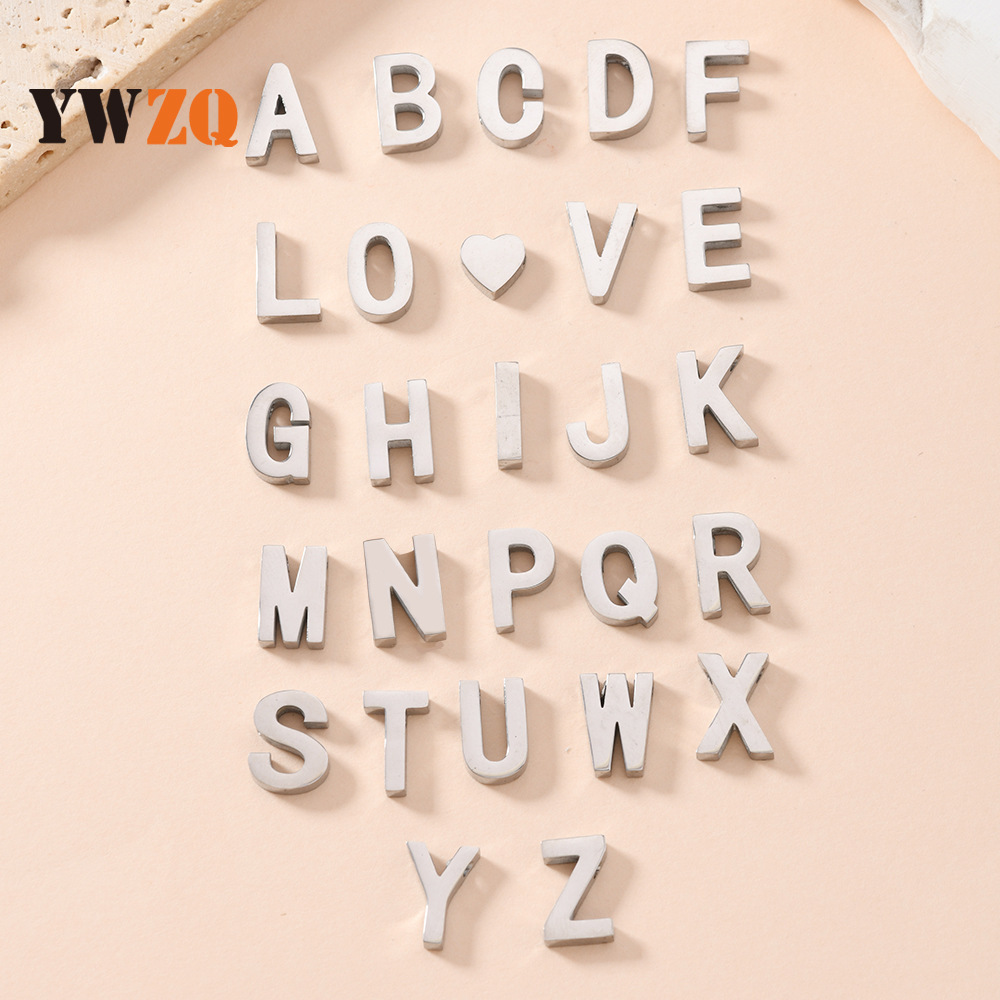 Venta caliente transfronteriza 26 letras inglesas colgantes de agujero recto collar de acero inoxidable colgantes accesorios de letras de bricolaje fabricantes de joyas