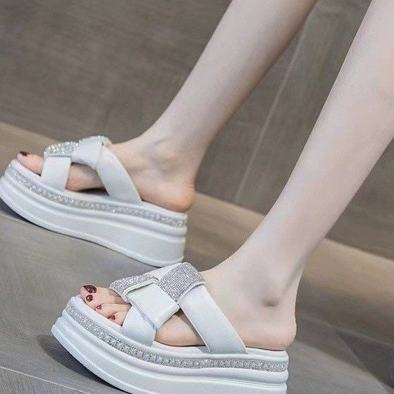 Casual, zapatillas frías de fondo grueso para mujeres en 2026 nuevo verano de alto nivel, sensación de diamante romano, un temperamento de hadas