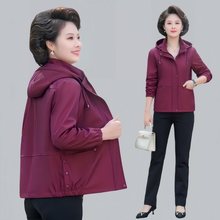 中年妈妈春秋夹克外套时尚新款中老年女春秋风衣洋气薄款大码上衣