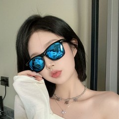 赤い本のレトロな偏光の輝きの男女のサングラスの米の釘のガマの鏡の偏光のメガネの高級感の運転は写真を撮ります。