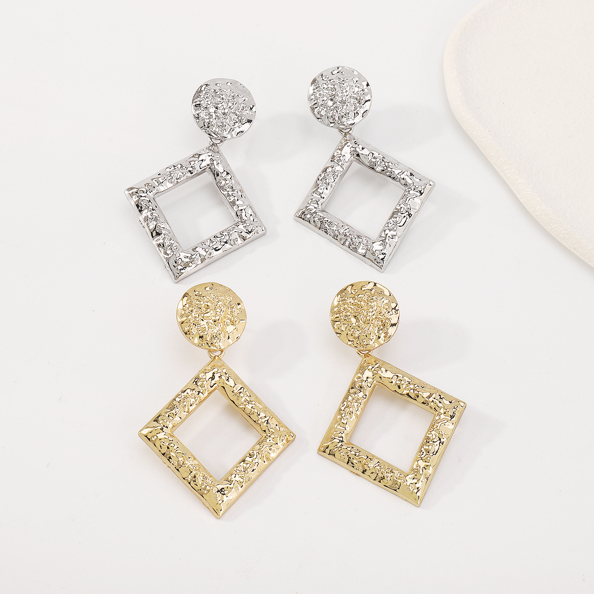 Simple Style Geometric Alloy No Inlaid Earrings display picture 2