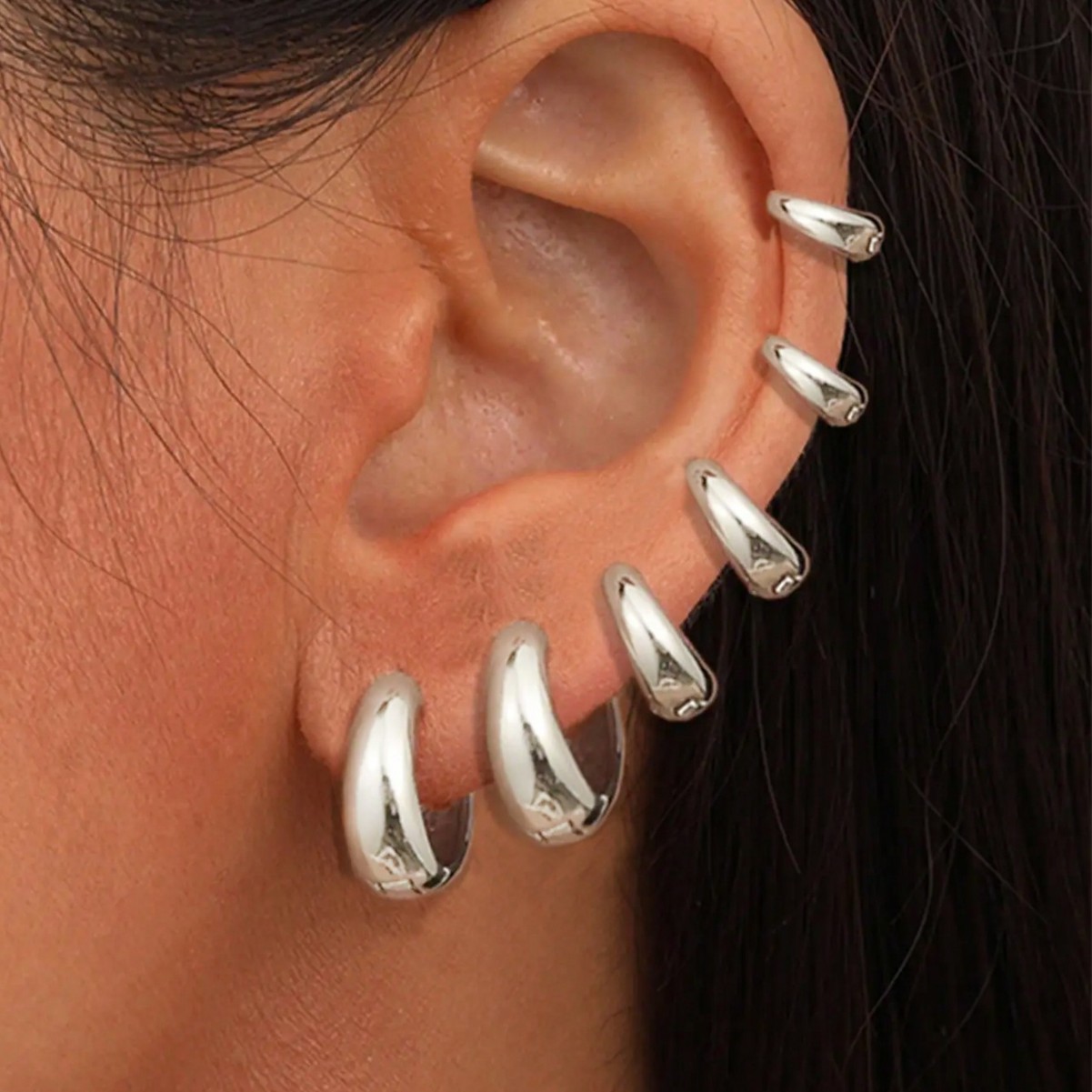 Orecchini a clip in oro, minimalisti, eleganti e unici, dalla forma irregolare, composti da 3 pezzi._voghion.com