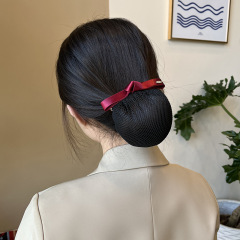 看護師の頭の花の小さい清新なスチュワーデスの職業はネットの銀行の病院のホテルの女性の従業員の出勤して髪のネットのポケットを編みます
