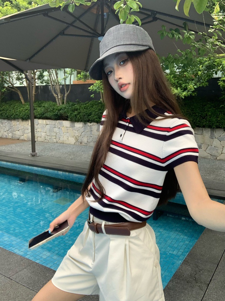 여성을위한 대학 스타일 복고풍 대비 색 줄무늬 반팔 티셔츠 2025 여름 새로운 느슨한 다목적 폴로 칼라 탑 유행