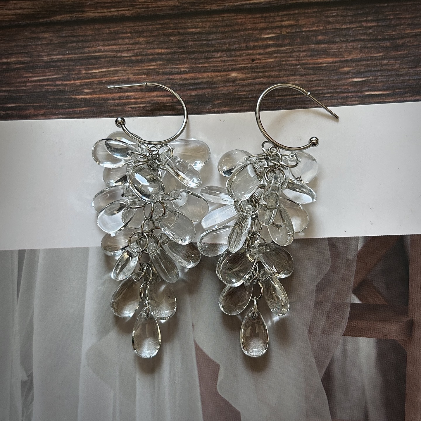 French-style dreamy and ethereal grape cluster earrings, cool and sophisticated design with transparent glass water drop pendants, long earrings