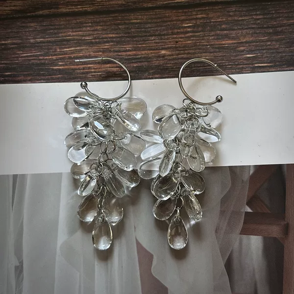 French-style dreamy and ethereal grape cluster earrings, cool and sophisticated design with transparent glass water drop pendants, long earrings