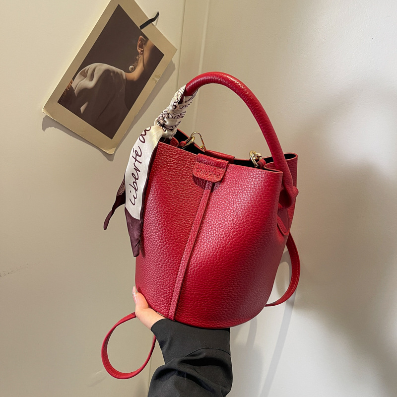 Borsa a secchiello donna elegante a spalla e a tracolla_voghion.com