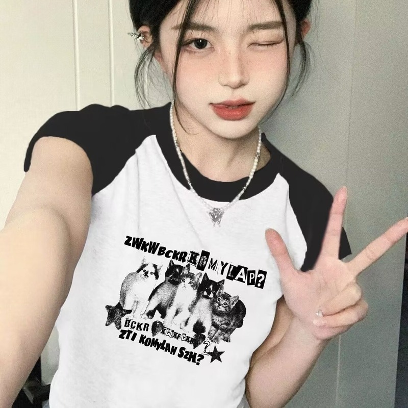 アメリカのレトロなギャルの肩の袖を挿して色のプリントのtシャツの女性の2024新型の夏の短いタイプの正肩の丸首の上着にぶつかります。|undefined