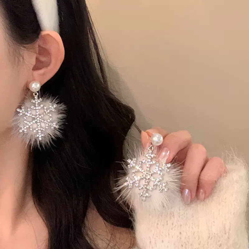 圣诞氛围感秋冬毛绒雪花耳钉女2025新款轻奢气质毛茸茸圣诞耳饰