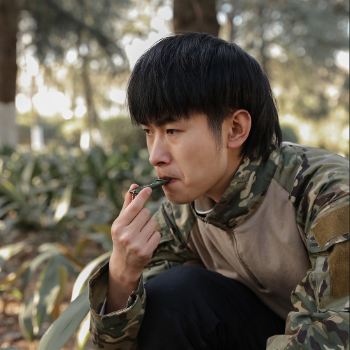 Three-band outdoor survival whistle, life-saving whistle, first aid whistle, high-frequency high-frequency earthquake relief whistle