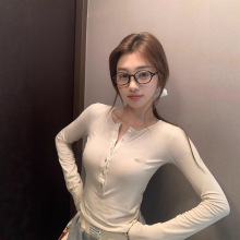 爆款源头 奶油色软糯贝母扣打底衫西X太后修身弹力打底长袖