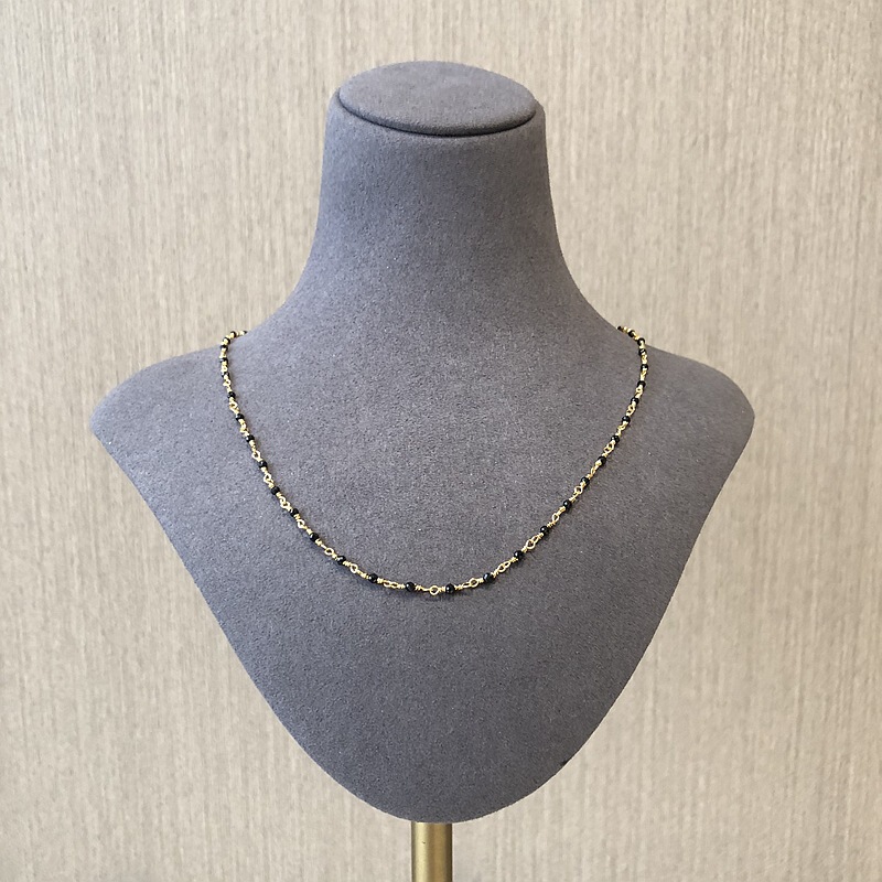 Fashion blogger Yang Caiyu with high-end 18K gold-plated small black beads necklace women's clavicle chain stacked