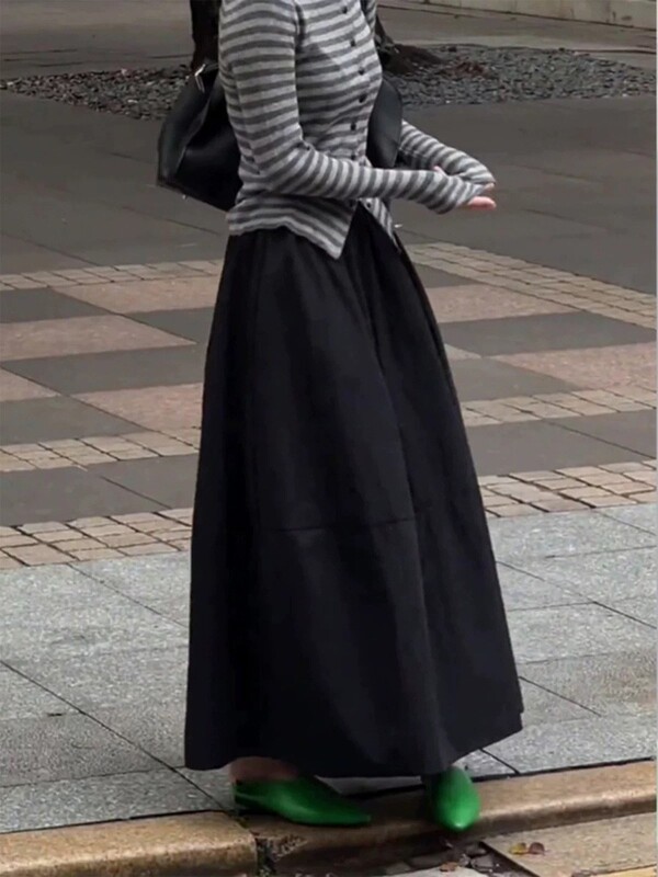 黒い花のつぼみの半身のスカートの女性の早秋の2025新型は腰を緩めて崩れて見えます。|undefined
