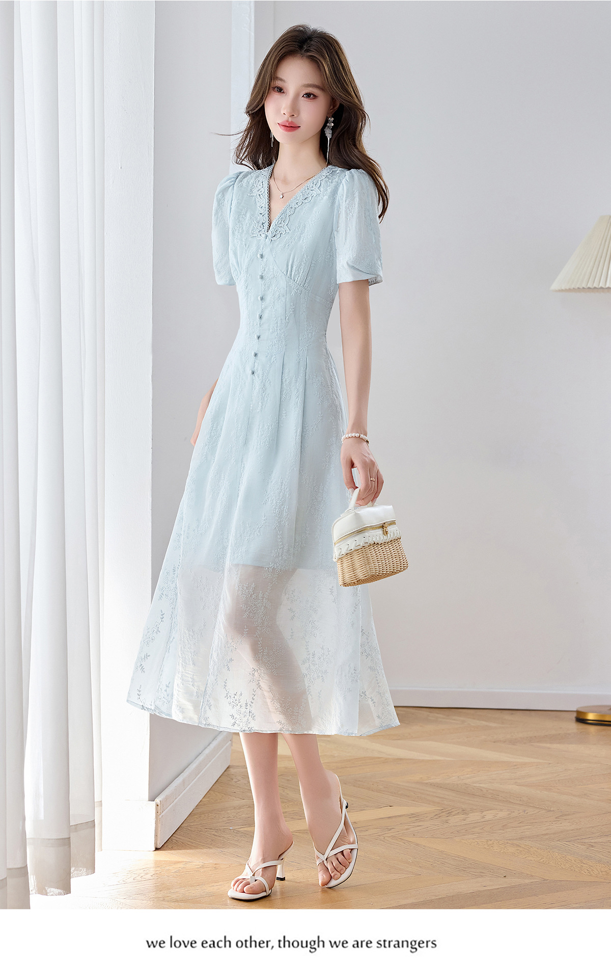 Đầm maxi nữ thêu hoa cổ V thắt eo phong cách cổ điển dài — màu xanh nhạt, màu sắc chi tiết 8