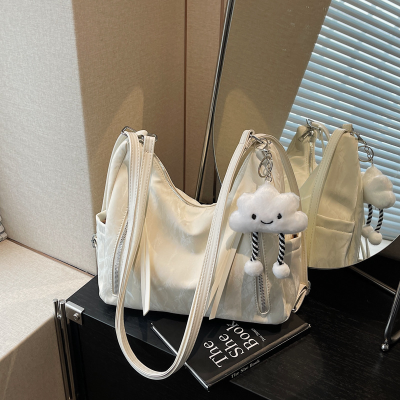 펜던트가 달린 오프화이트