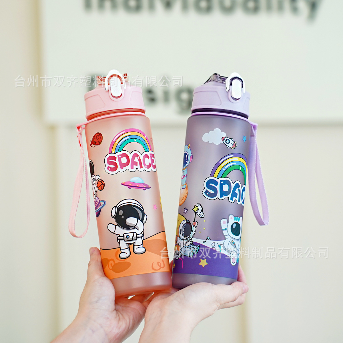 Taza de agua deportiva con pajilla, diseño astronauta, plástico resistente, uso exterior