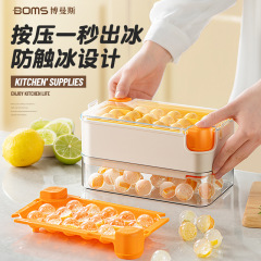 ワンタッチでシリコンボールの氷を押します。