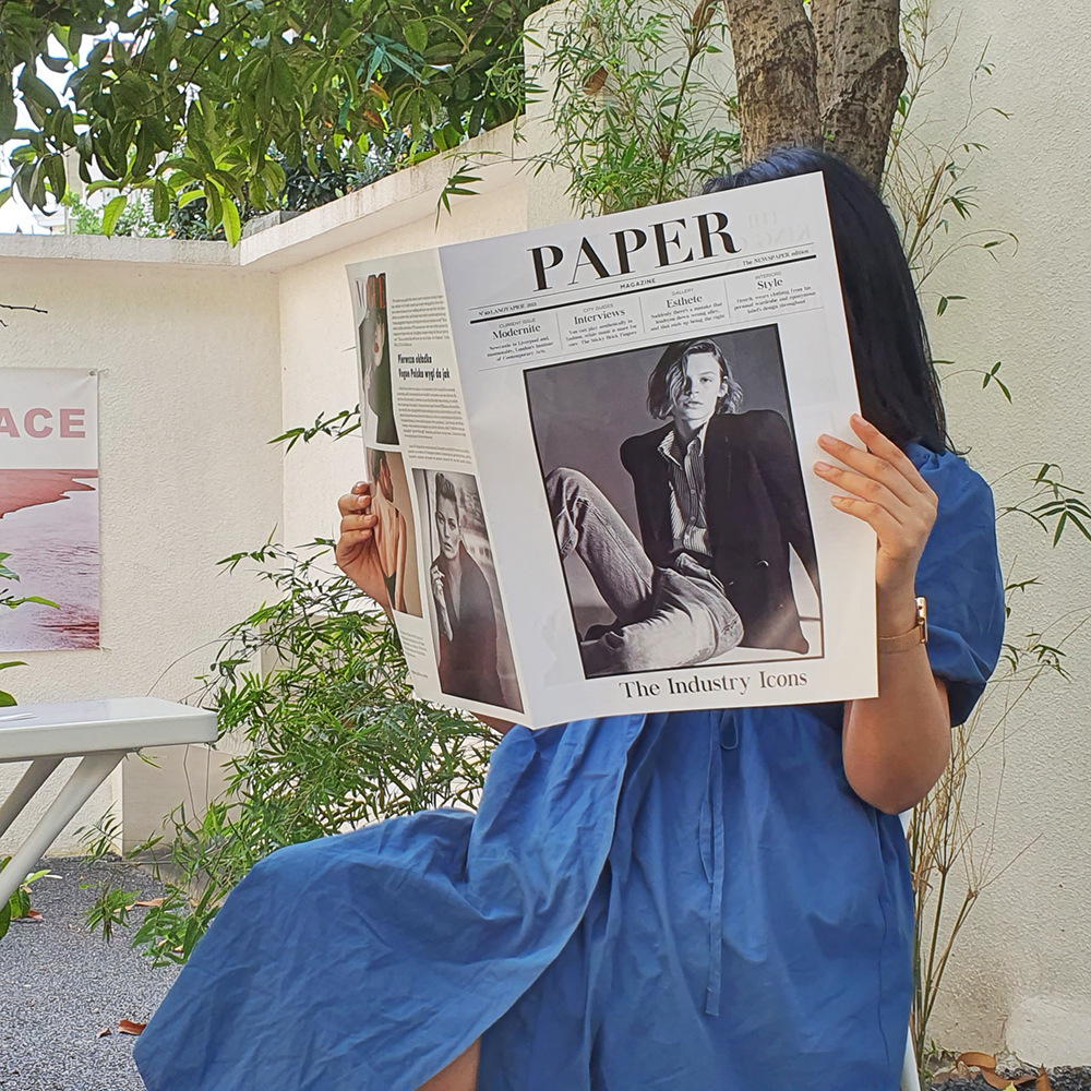 INS mismo estilo periódico inglés moda carácter decoración pictórica modelo de mano apoyos fotografía plana tiro papel de fondo