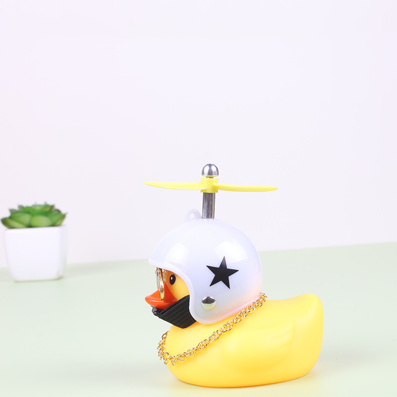 Broken Wind Duck Decoración de coche Adornos Red de coche con casco Tik Duck Little Yellow Duck Car Turbo Duck