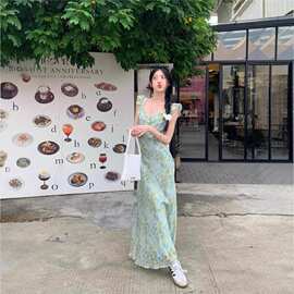 茶歇法式碎花吊带连衣裙女夏季2026新款修身显瘦海边度假沙滩长裙
