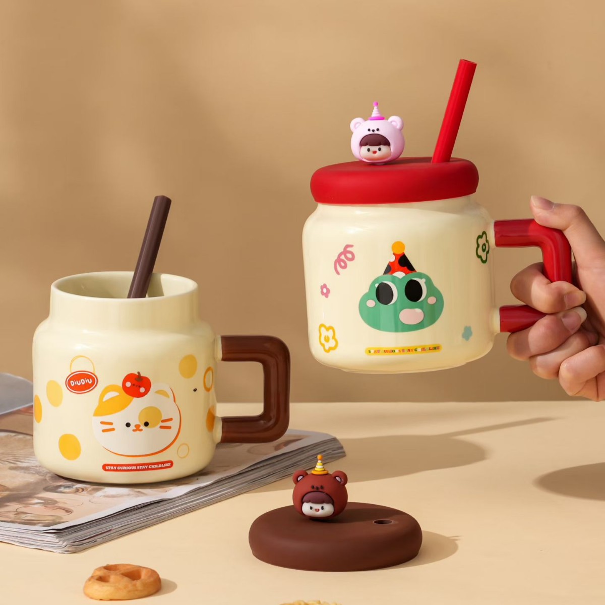 Creativa caricatura chica de paja de cerámica taza de agua acompañante mano regalo alto valor facial taza de marca con tapa encantadora taza de café transfronteriza