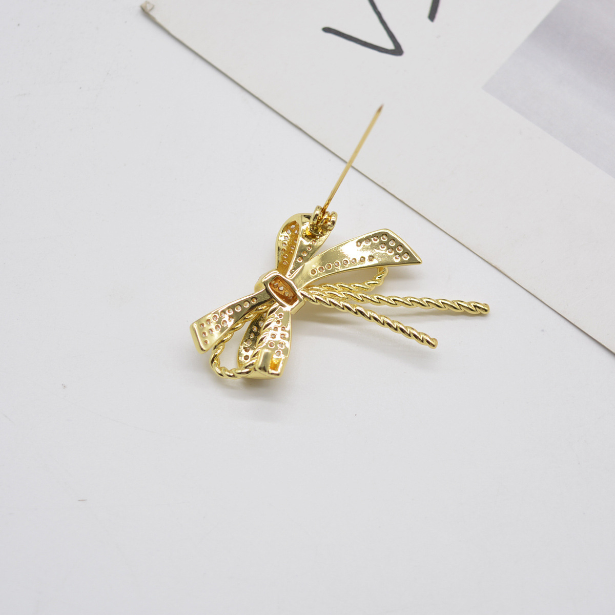 Metal Bow Brooch High-quality Niche Retro All-match Suit Pin display picture 4