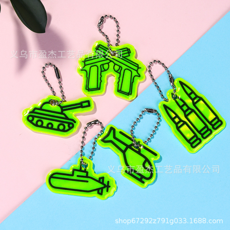 Factoria directa de llaveros reflectantes armas colgantes tanque bala modelado llaveros de PVC reflectantes advertencia de noche