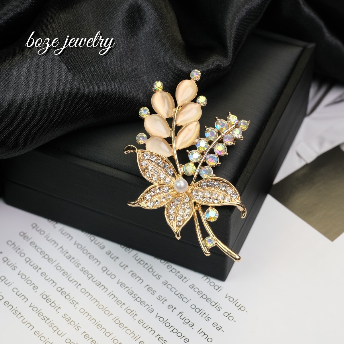Cat's eye stone brooch anti-light women's high-grade temperament alloy corsage V-neck fresh sweet versatile accessories pin buckle