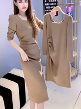 气质连衣裙女新款秋季时尚韩版方口领修身显瘦简约长款褶皱裙