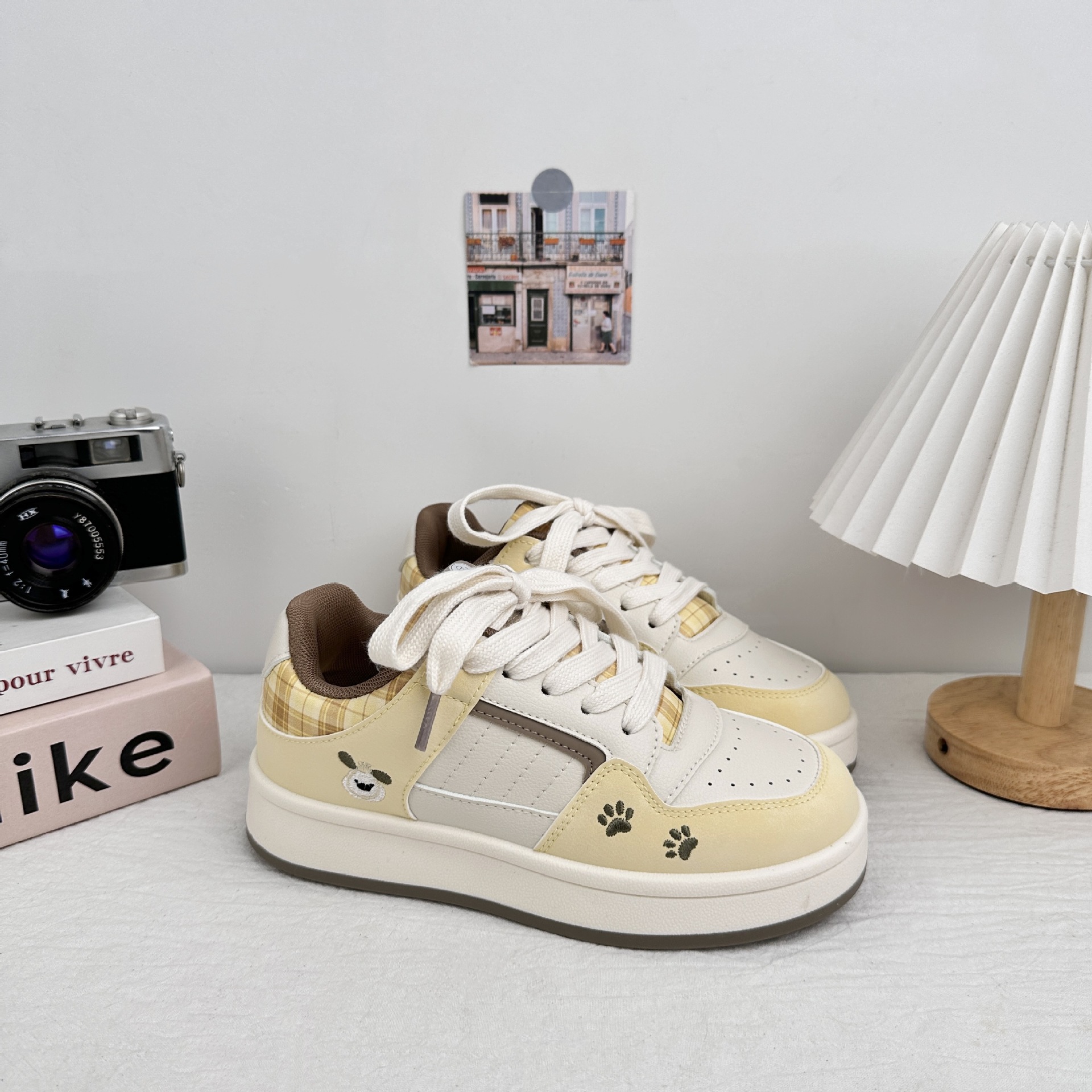 Zapatos blancos de fondo grueso para mujeres 2025 nuevos zapatos de skate casuales de primavera y otoño para estudiantes de nicho zapatos de pan