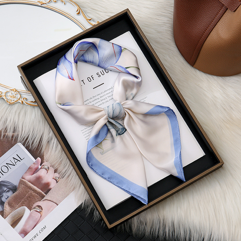 Red coreana de Internet todo fósforo moda floral 70 bufanda cuadrada de seda de imitación bufanda bufanda de seda de punta de onda de sentido de alta calidad bufanda de seda para el cuello al por mayor