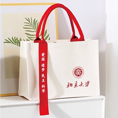 学生の特包はオーダーメイドで手に入れた立体膜キャンバスバッグのキャンバスバッグを持っています。