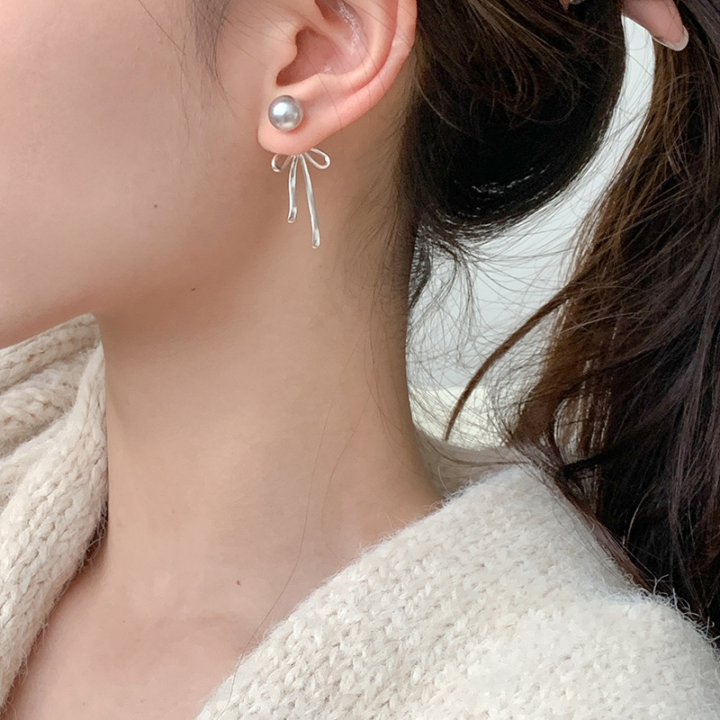 Cute elegant earrings with bow from pearl