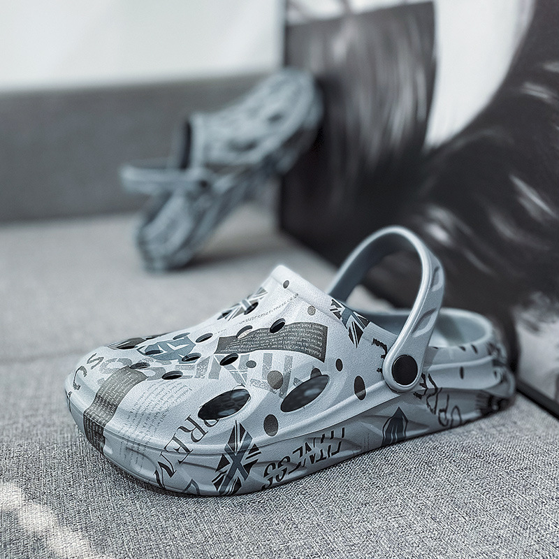 Los grandes fabricantes de Fujian zapatos con agujeros para hombres en la playa de verano 2025 nueva marca de moda perezosa plataforma de suela gruesa sandalias Baotou