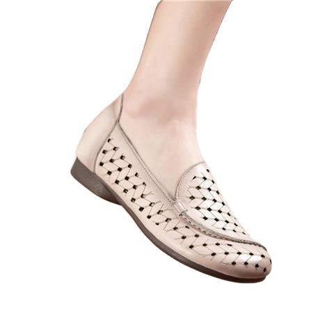 2026 primavera y verano nuevos zapatos de madres de mediana edad sandalias de cuero suave retrógrado respirado anti-deslizante zapatos agujeros planos